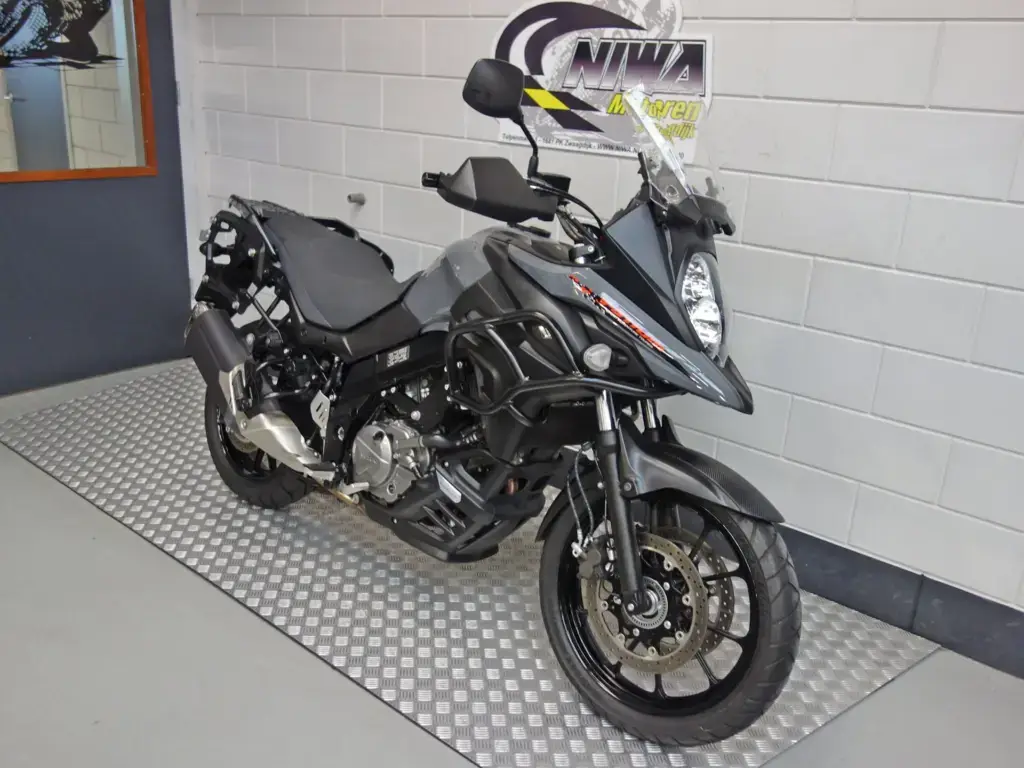 Gebruikte Suzuki V-Strom 650 all-road met 645cc motor uit 2020 bij NIWA Motoren