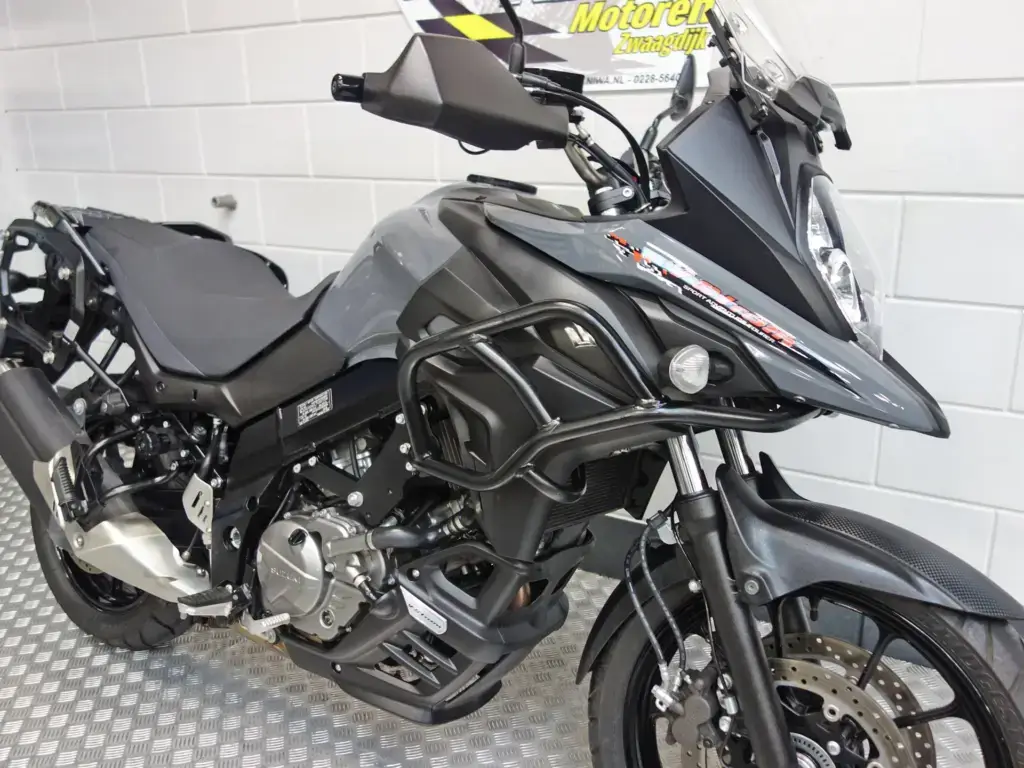 Gebruikte Suzuki V-Strom 650 all-road met 645cc motor uit 2020 bij NIWA Motoren