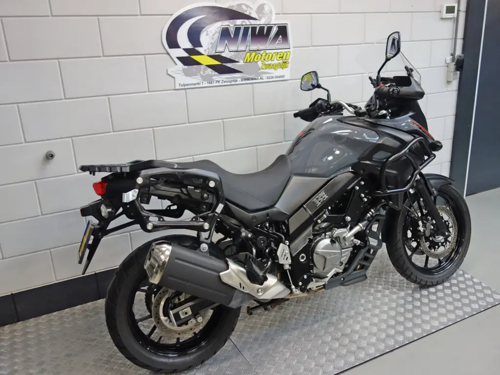 Gebruikte Suzuki V-Strom 650 all-road met 645cc motor uit 2020 bij NIWA Motoren