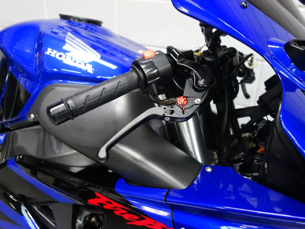 Gebruikte Honda CBR 900 sport met 954cc motor uit 2003 bij NIWA Motoren