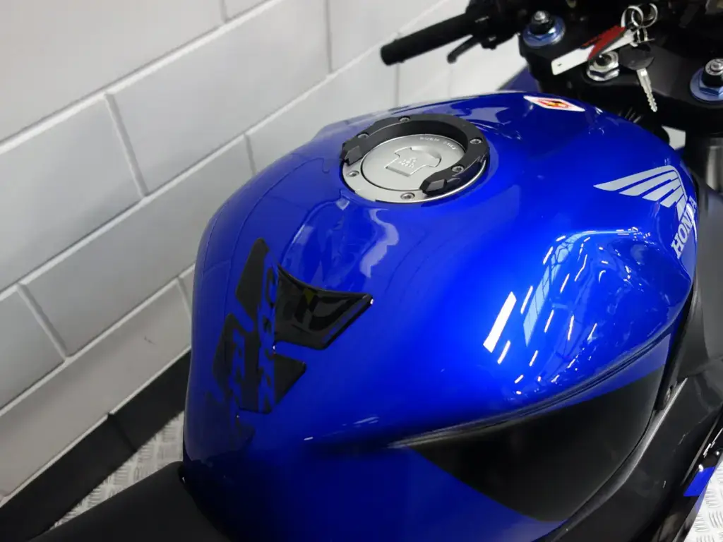 Gebruikte Honda CBR 900 sport met 954cc motor uit 2003 bij NIWA Motoren